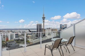 Outdoor dining - Top Floor Duplex • 2BR/2BA • Sky Tower & Sea Views (Auckland)