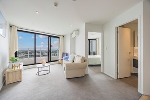Iron/ironing board, WiFi, bed sheets - Top Floor Duplex • 2BR/2BA • Sky Tower & Sea Views (Auckland)