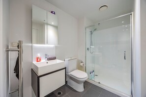 Shower, hair dryer, towels, soap - Top Floor Duplex • 2BR/2BA • Sky Tower & Sea Views (Auckland)