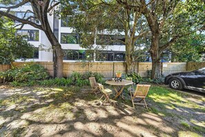 Outdoor dining - Boondi Boondi Coastal Soul in the Heart of Bondi (Bondi)