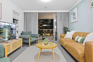 TV - Stylish 2 Bed 2 Bath, Balcony, Parking, Pool & Gym (Brisbane City)