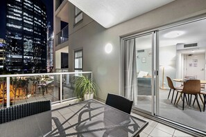 Outdoor dining - Stylish 2 Bed 2 Bath, Balcony, Parking, Pool & Gym (Brisbane City)