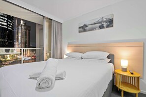 Iron/ironing board, WiFi, bed sheets - Stylish 2 Bed 2 Bath, Balcony, Parking, Pool & Gym (Brisbane City)