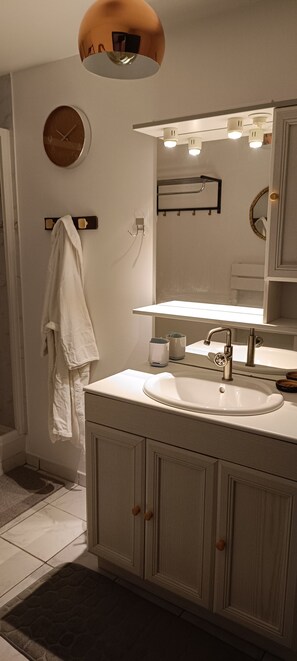 Douche, sèche-cheveux, serviettes fournies, savon