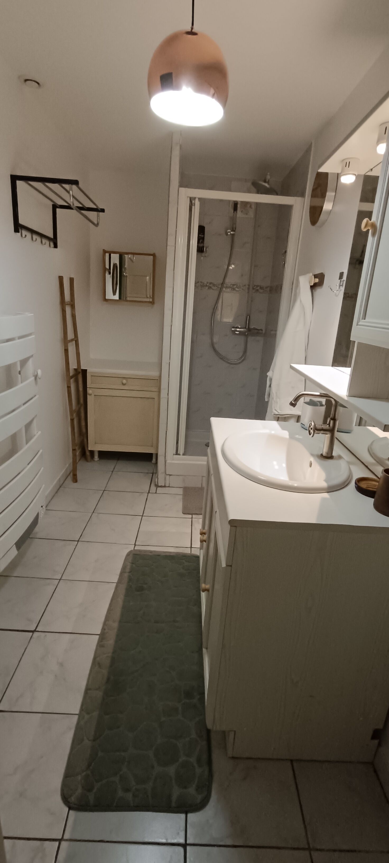 Een douche, een haardroger, handdoeken, zeep