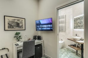 Casa de banho moderna com lavatório, espelho e chuveiro.