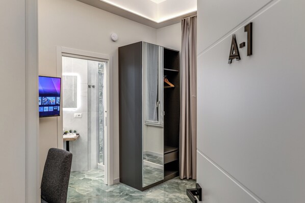 Quarto casal luxo | Cofres nos quartos, ferros/tábuas de passar roupa, Wi-Fi de cortesia