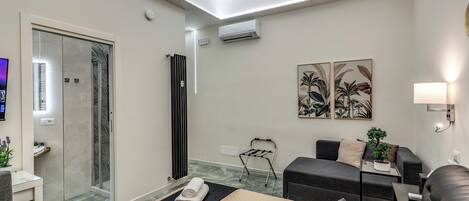 Habitación doble Deluxe | Caja de seguridad en la habitación y tabla de planchar con plancha