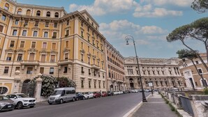 A large, historic building with multiple floors and a classical architectural style. - Adriana 5 Luxury rooms (Rome)