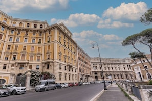 A large, historic building with multiple floors and a classical architectural style. - Adriana 5 Luxury rooms (Rome)