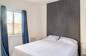 Iron/ironing board, WiFi, bed sheets - Dubai..... (Santo Domingo)