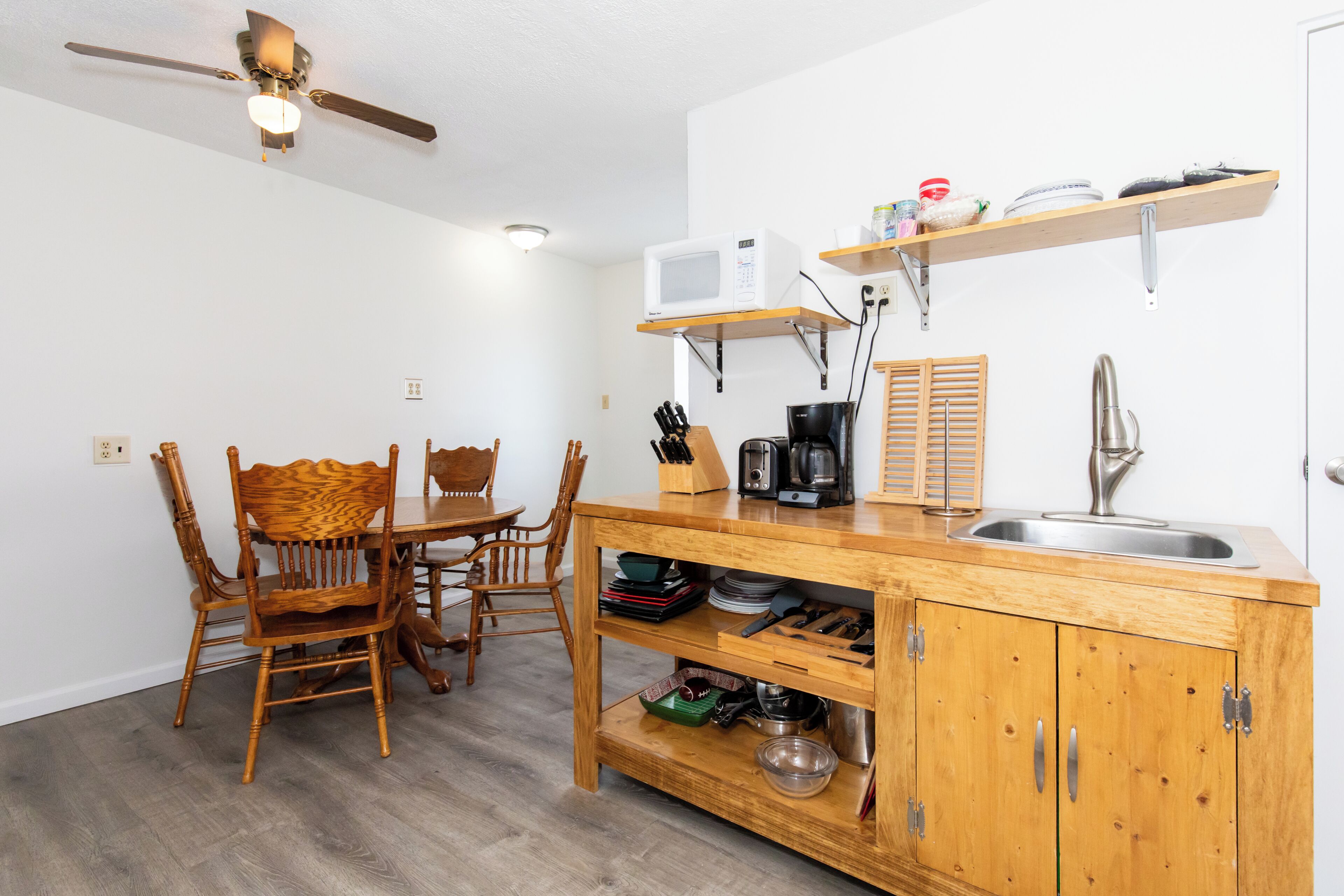 Coffee/tea maker, fridge, microwave, oven
