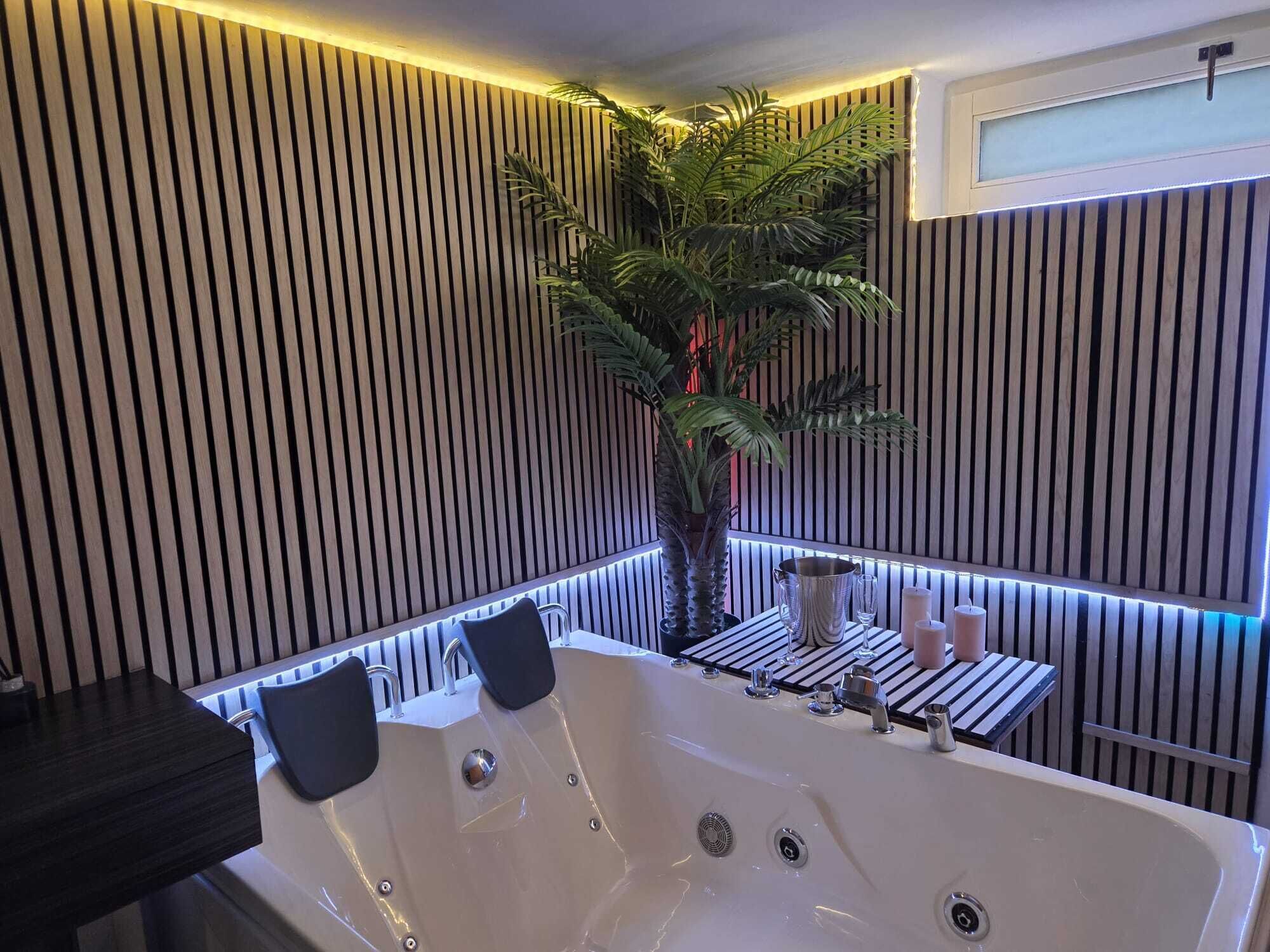 Douche, sèche-cheveux, bidet, serviettes fournies