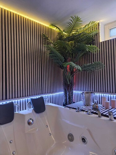 LoveRoom Waterloo - Romantic Suite with Jacuzzi & Sauna near Brussels