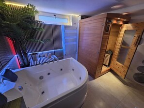 Shower, hair dryer, bidet, towels