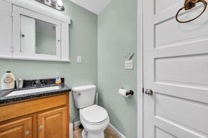 Dusche, Haartrockner, Handtücher, Toilettenpapier