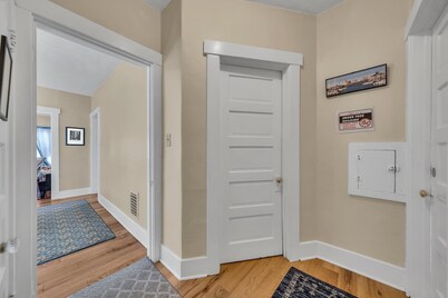 3-Bedroom w/ Balcony & Parking in Buffalo – Near Shops & Cafés, Pet-Friendly