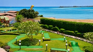 Un campo de golf con vista al océano y a la playa.