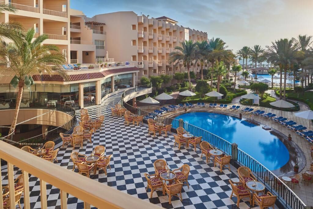 2 piscines extérieures, parasols de plage, chaises longues