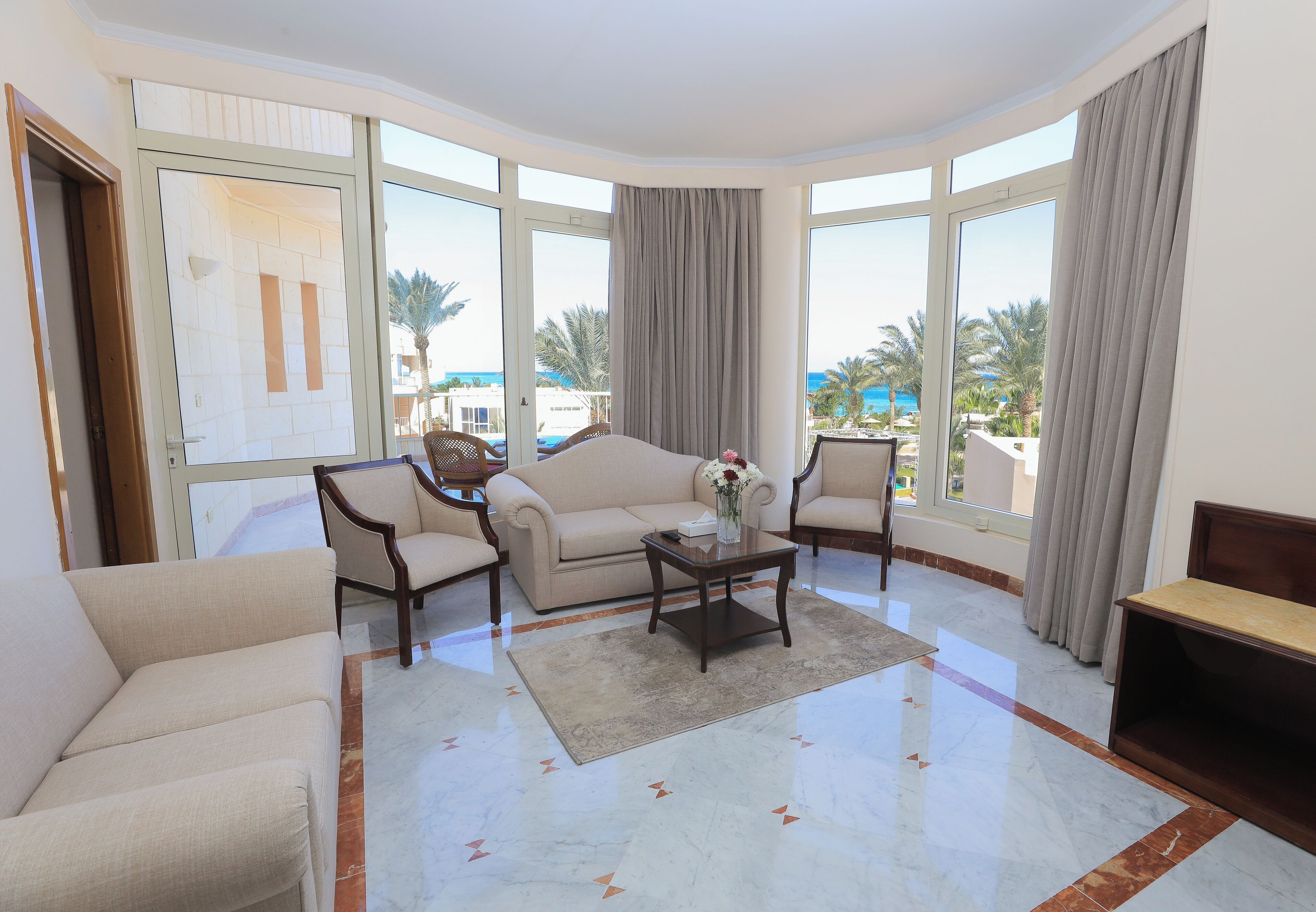 Executive-Suite, Balkon, Meerblick | Wohnbereich | 45-Zoll-LED-Fernseher mit Satellitenempfang