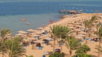 Plage, chaises longues, parasols, serviettes de plage
