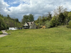 Exterior - The Knoll - 3bedroom, entire house, just minutes from VT and outdoor adventures! (Pembroke)