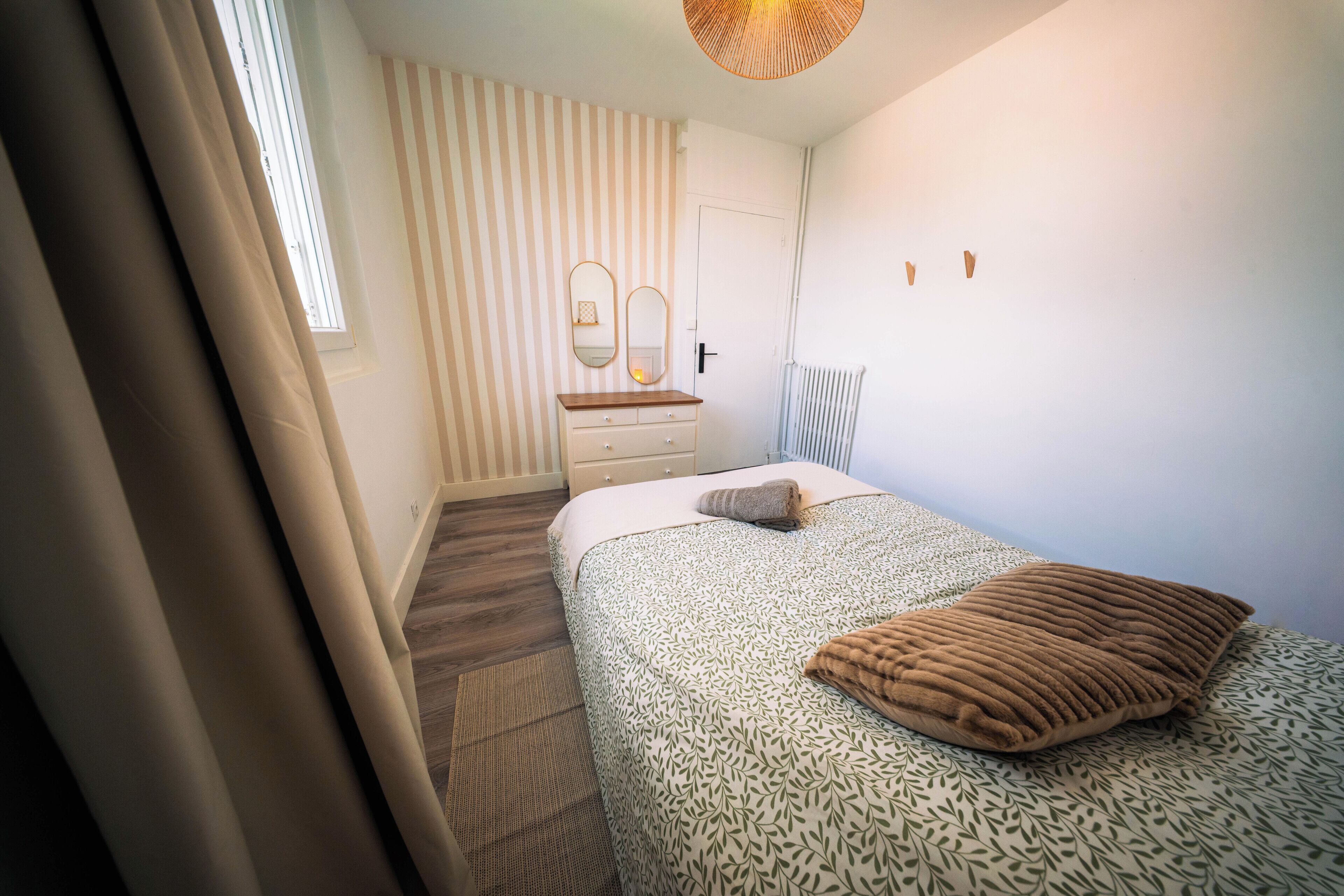 2 slaapkamers, een strijkplank/strijkijzer, gratis wifi, beddengoed
