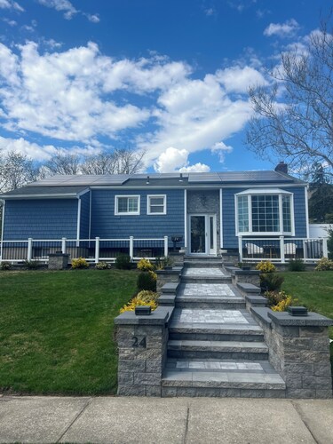 Spacious 5-bedroom house in Farmingdale Village near from Bethpage Black