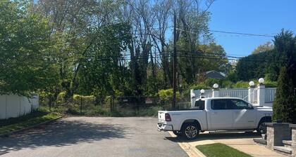 Spacious 5-bedroom house in Farmingdale Village near from Bethpage Black