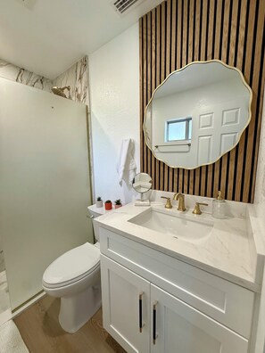 Douche, sèche-cheveux, serviettes fournies, savon