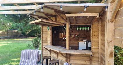 Hill Head Beach-side Cottage with Hot Tub, Large Garden and Sea Views 5bed slp12