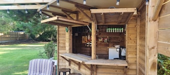 Hill Head Beach-side Cottage with Hot Tub, Large Garden and Sea Views 5bed slp12