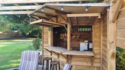 Hill Head Beach-side Cottage with Hot Tub, Large Garden and Sea Views 5bed slp12