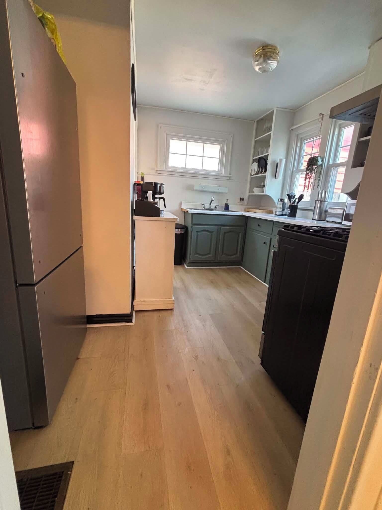 Casa familiar | Cocina privada | Refrigerador con congelador, microondas, horno y parrilla de estufa 