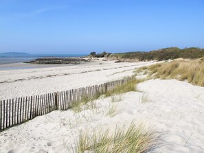 A sandy beach with a wooden fence and dunes. - L'Appel du Large by Interhome (Lancieux)
