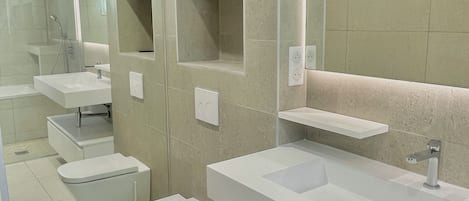 Haartrockner, Handtücher, Seife, Toilettenpapier