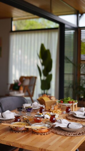 House, Private Pool, Mountain View | In-room dining