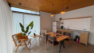 Nhà, hồ bơi riêng, quang cảnh núi | Khu ăn uống