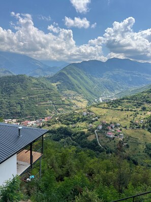 Casa, alberca privada, vista a la montaña | Imagen general