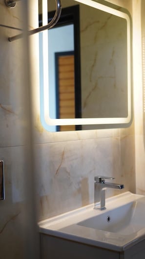Ferienhaus, eigener Pool, Bergblick | Badezimmer | Hausschuhe