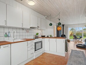 Kühlschrank, Mikrowelle, Geschirrspüler, Kochgeschirr/Geschirr/Besteck