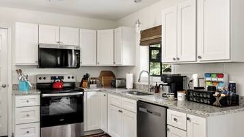 Coffee/tea maker, fridge, microwave, stovetop