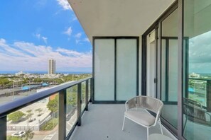 Property grounds - Ocean View 1BR with Balcony, Pool & Gym Near Beach (Miami Beach)