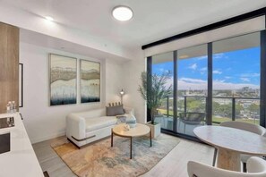 TV, offices - Ocean View 1BR with Balcony, Pool & Gym Near Beach (Miami Beach)