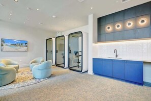 Shower, hair dryer, towels, shampoo - Ocean View 1BR with Balcony, Pool & Gym Near Beach (Miami Beach)