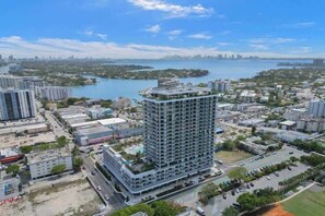 Exterior - Ocean View 1BR with Balcony, Pool & Gym Near Beach (Miami Beach)