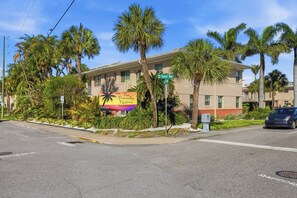 Exterior - Walk to Beach/Pool/Sleeps 4/Spotless (St. Pete Beach)