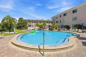 Outdoor pool, a heated pool - Walk to Beach/Pool/Sleeps 4/Spotless (St. Pete Beach)