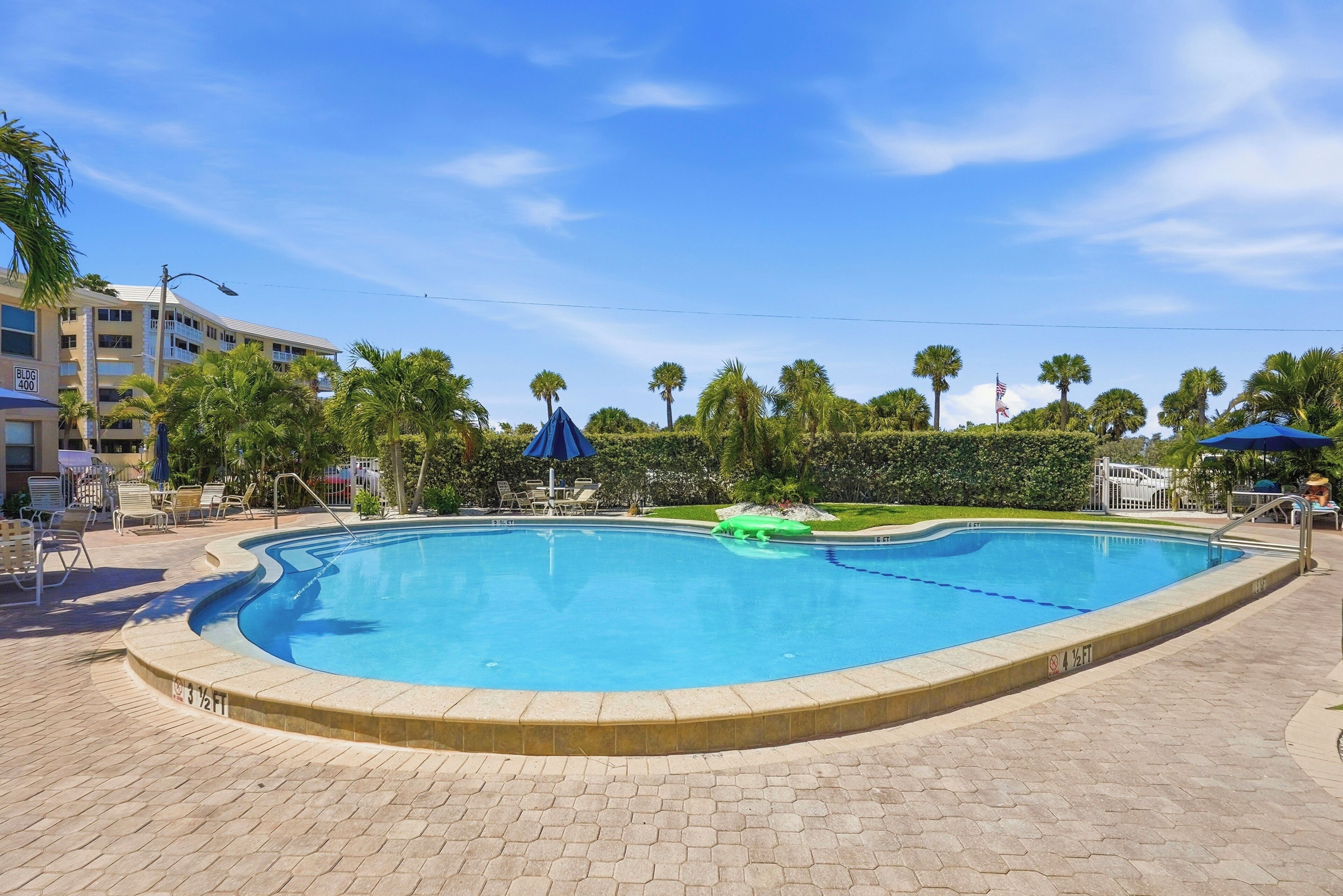 Una piscina al aire libre, una piscina climatizada