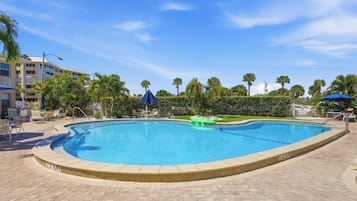 Una piscina al aire libre, una piscina climatizada